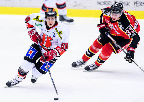 Örebros Johan Wiklander med pucken jagas av Luleås