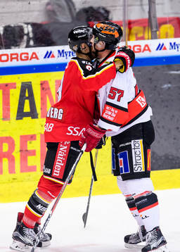 Luleås Johan Forsberg håller om Örebros Johan Motin