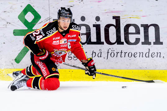 Luleås Johan Harju knästående på isen
