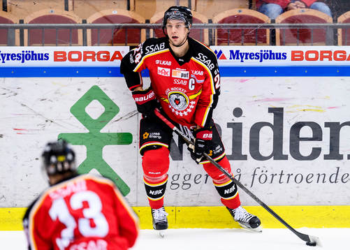 Luleås Johan Harju med pucken