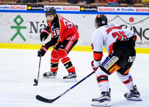 Luleås Pontus Själin med pucken