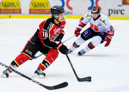 Luleås Einar Emanuelsson med pucken