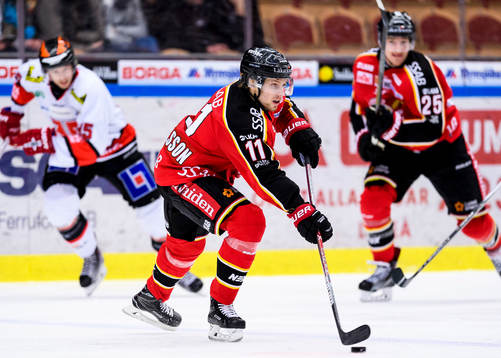 Luleås Petter Emanuelsson med pucken