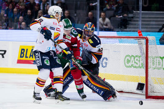 Djurgårdens Ville Varakas och Frölundas Carl Grundström