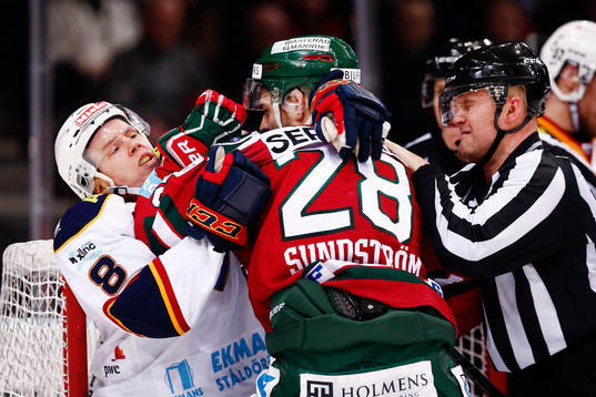 Djurgårdens Ville Varakas och Frölundas Johan Sundström