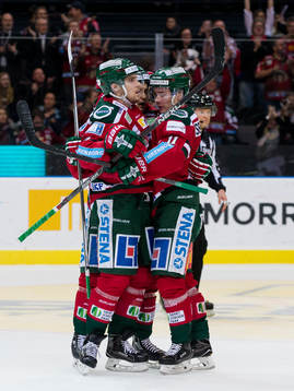 Frölundas Casey Wellman jublar ihop med Henrik Tömmernes