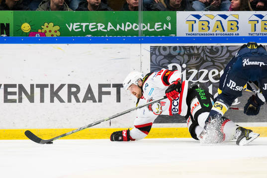 Malmö Redhawks Magnus Häggström går omkull