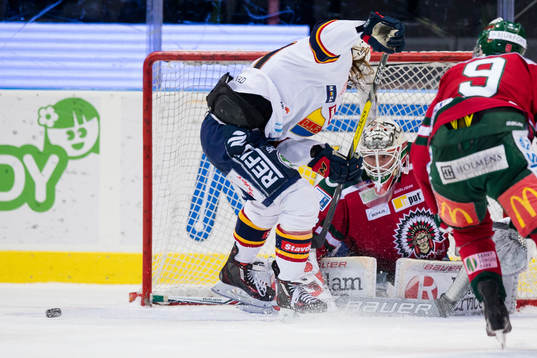 Frölundas målvakt Johan Gustafsson motar ett skott
