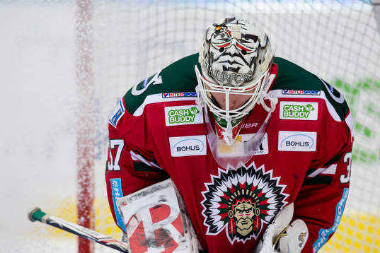 Frölundas målvakt Johan Gustafsson räddar ett skott