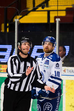 Linjedomare Daniel Persson fångar puck från Leksands