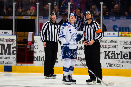 Leksands Martin Karlsson och domare Mikael Sjöqvist