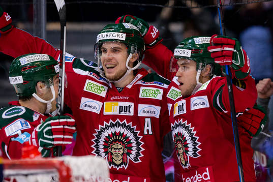 Frölundas Mattias Nörstebö jublar ihop med Casey Wellman