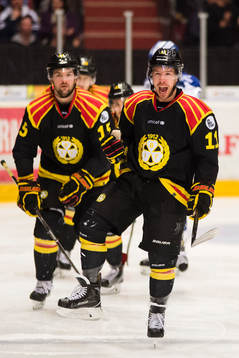 Brynäs Simon Bertilsson och Kevin Clark  jublar