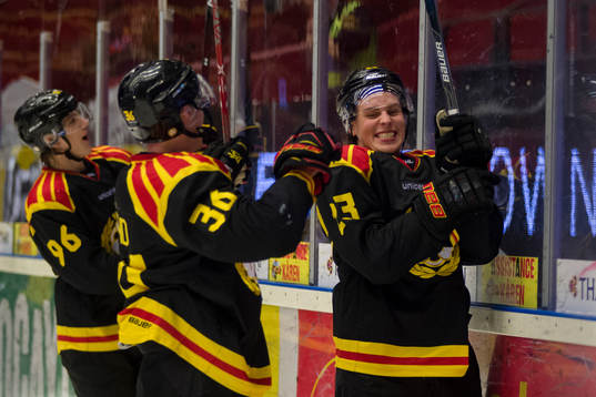 Brynäs Linus Ölund och Lucas Carlsson jublar