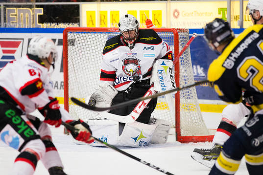 Malmö Redhawks målvakt Cristopher Nihlstorp räddar skott
