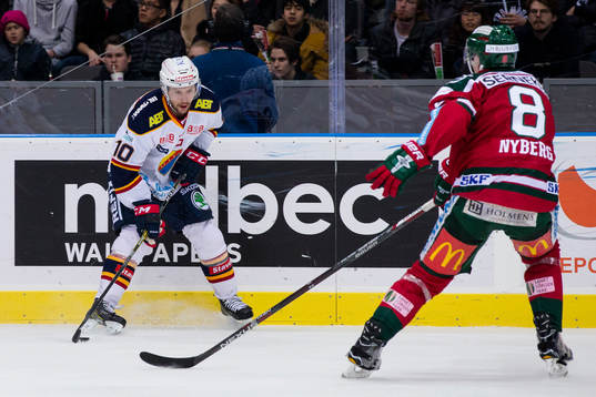 Djurgårdens Niclas Bergfors mot Frölundas John Nyberg