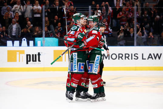 Frölundas Henrik Tömmernes, Casey Wellman och Victor