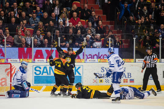 Brynäs Juuso Ikonen , Johan Alcén och Elias Fälth  jublar