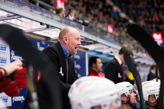 Malmö Redhawks tränare Peter Andersson coachar