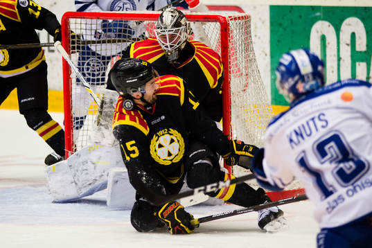 Brynäs Simon Bertilsson täcker skott från Leksands Jon