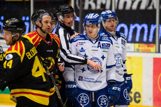 Irriterat mellan Brynäs Johan Alcén, Leksands Martin
