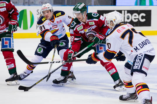 Frölundas Johan Sundström mellan Djurgårdens Axel