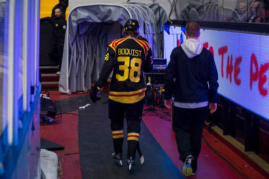 Brynäs Jesper Boqvist lämnar isen skadad
