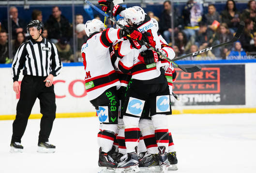 Malmö Redhawks Noah Welch jublar med lagkamrater