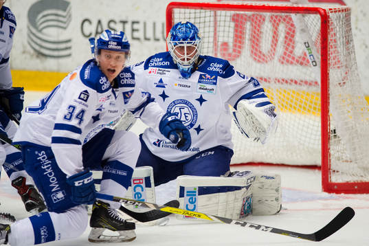Leksands Olle Alsing och målvakt Atte Engren försvarar