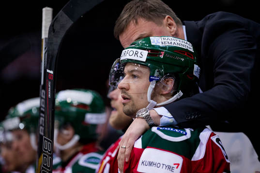 Frölundas Patrik Carlsson lyssnar till tränare Roger