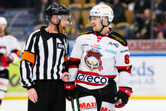 Domaren Mikael Holm i samspråk med Malmö Redhawks Nicklas