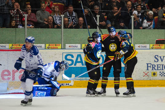 Brynäs Juuso Ikonen , Johan Alcén och Elias Fälth  jublar