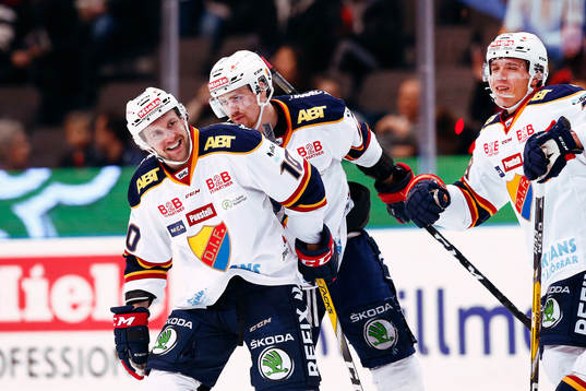 Djurgårdens Niclas Bergfors och Daniel Brodin jublar