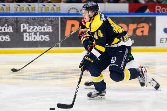 s Mikko Lehtonen med pucken