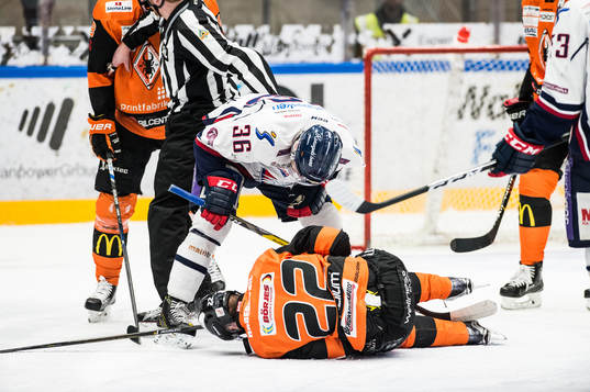 Linköpings Niklas Fogström lutar sig över en liggande