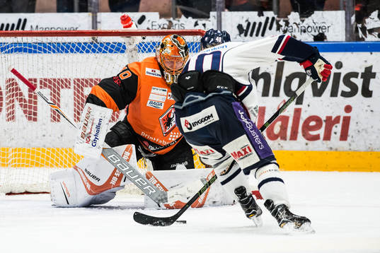 Linköpings Ken André Olimb  utmanar framför Karlskronas