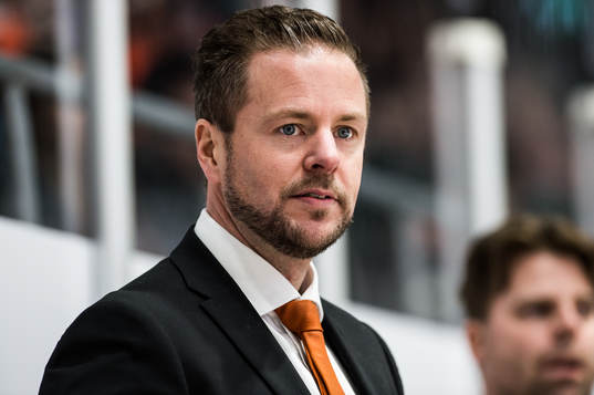 Karlskronas assisterande tränare Mikael Aaro jublar