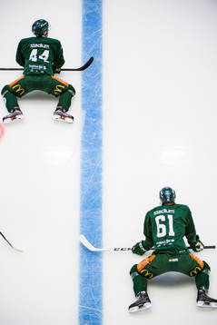 Färjestads Milan Gulas och Johan Ryno