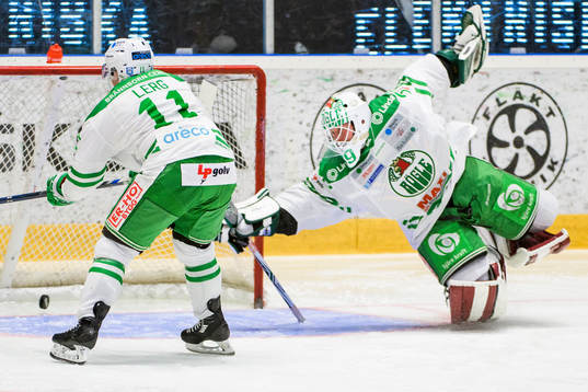 Rögles målvakt Anders Lindbäck ser när Färjestads
