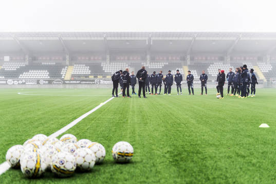 IFK Göteborgs trupp samlas innan en träning med IFK