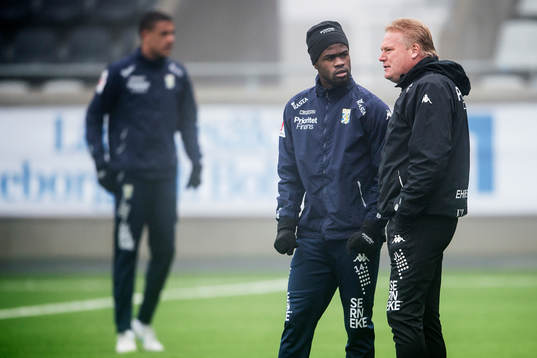 Abdul Razak pratar med tränare Jörgen Lennartsson