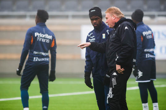 IFK Göteborgs Abdul Razak lyssnar på IFK Göteborgs