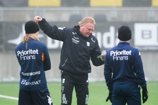 IFK Göteborgs tränare Jörgen Lennartsson instruerar