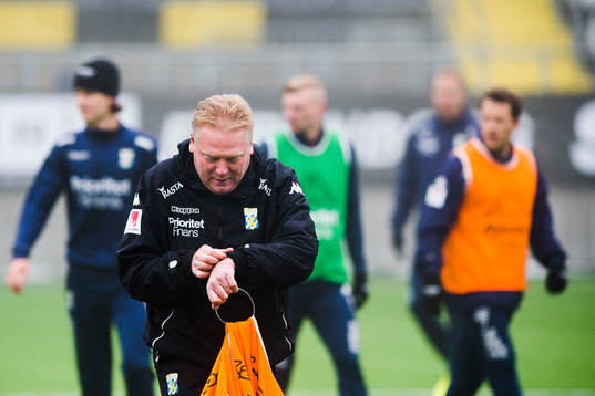 IFK Göteborgs tränare Jörgen Lennartsson kollar på