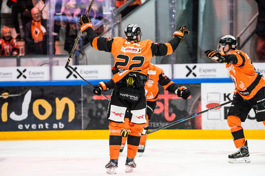 Karlskronas Alexander Bergström jublar