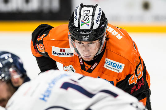 en koncentrerad Karlskronas Filip Cruseman  vid en tekning