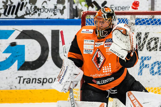 Karlskronas målvakt Johan Holmqvist räddar