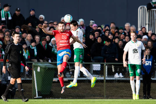 Nyköpings Suad Gruda i en nickduell med Hammarbys Johan