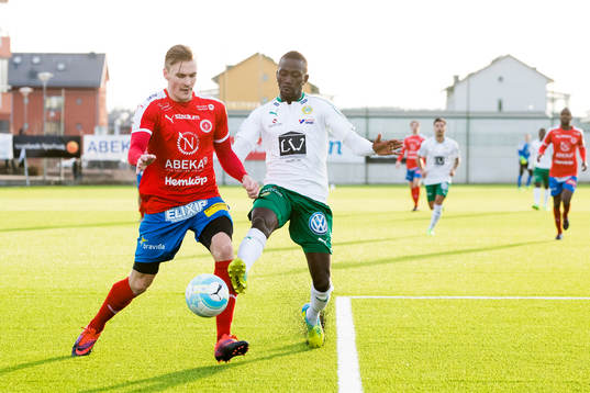 Nyköpings Pontus Nordenberg i kamp om bollen med Hammarbys