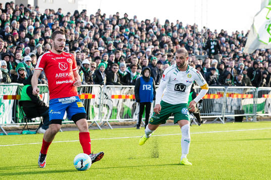 Nyköpings Suad Gruda uppvaktas av Hammarbys Kennedy
